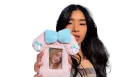 Sophia holding a photocard of Megan